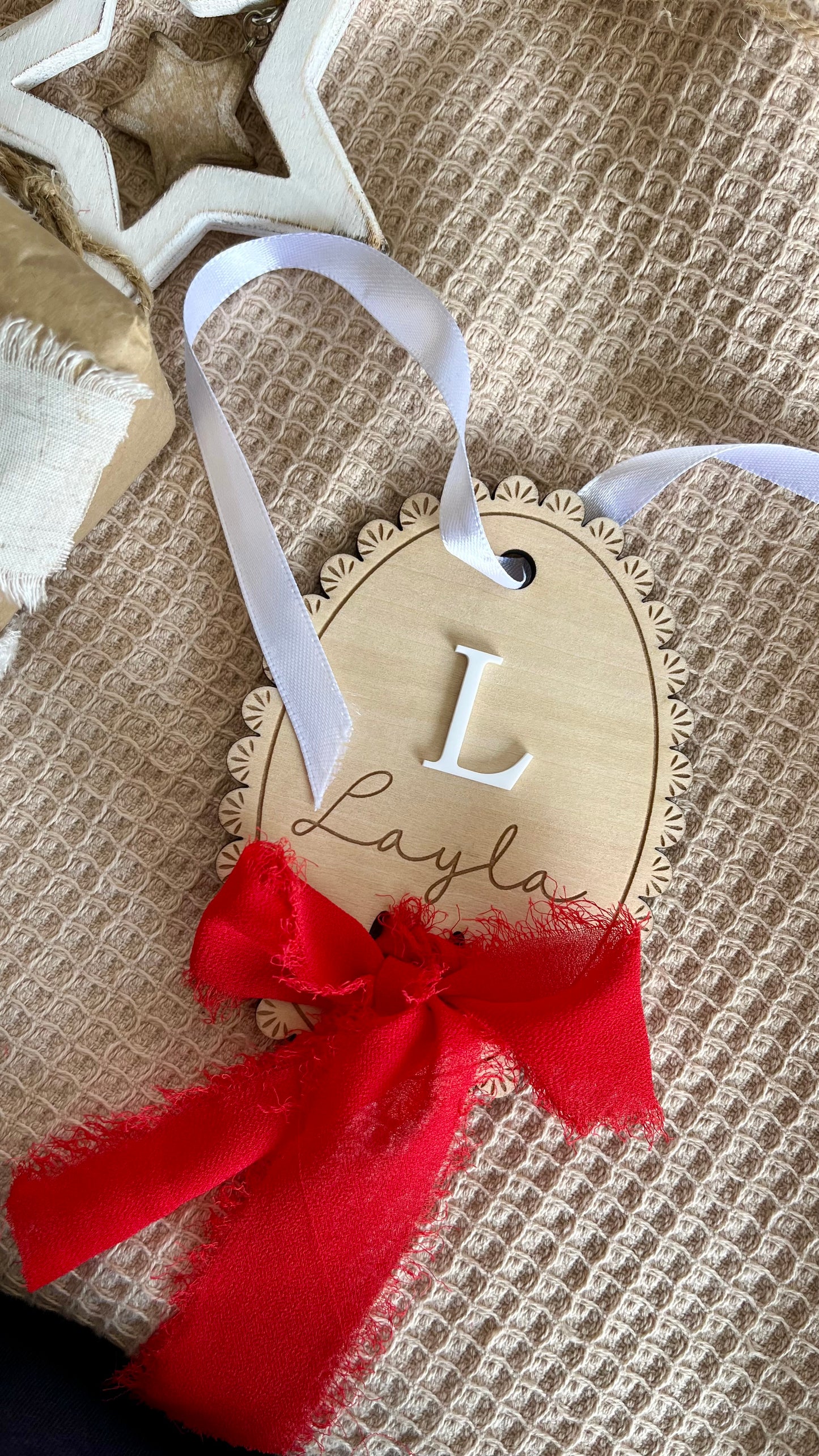 Lacey scallop lace bauble