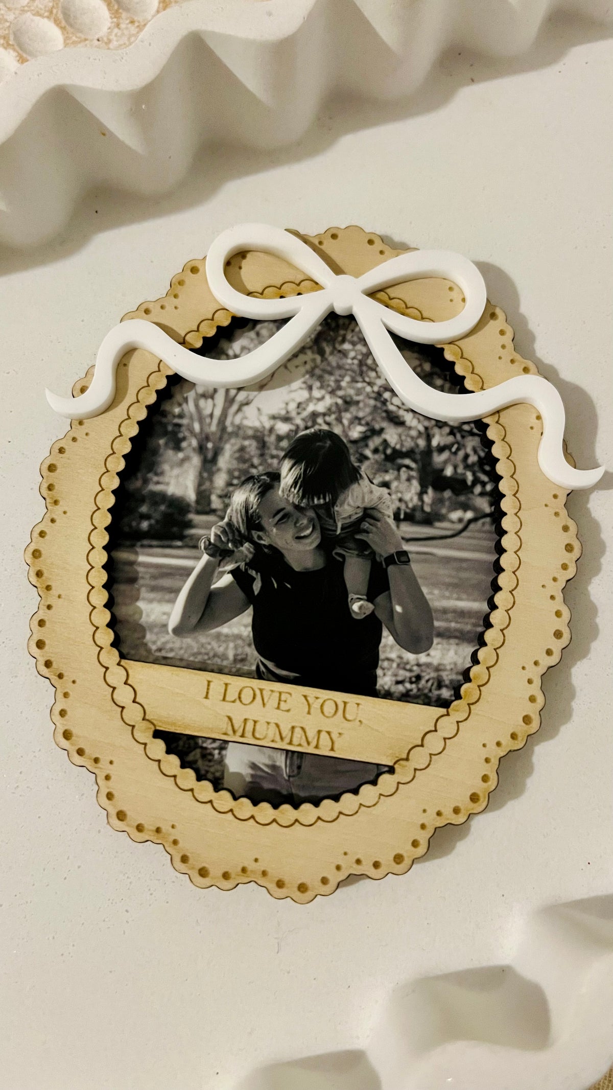 Scalloped engraved frame/ magnet