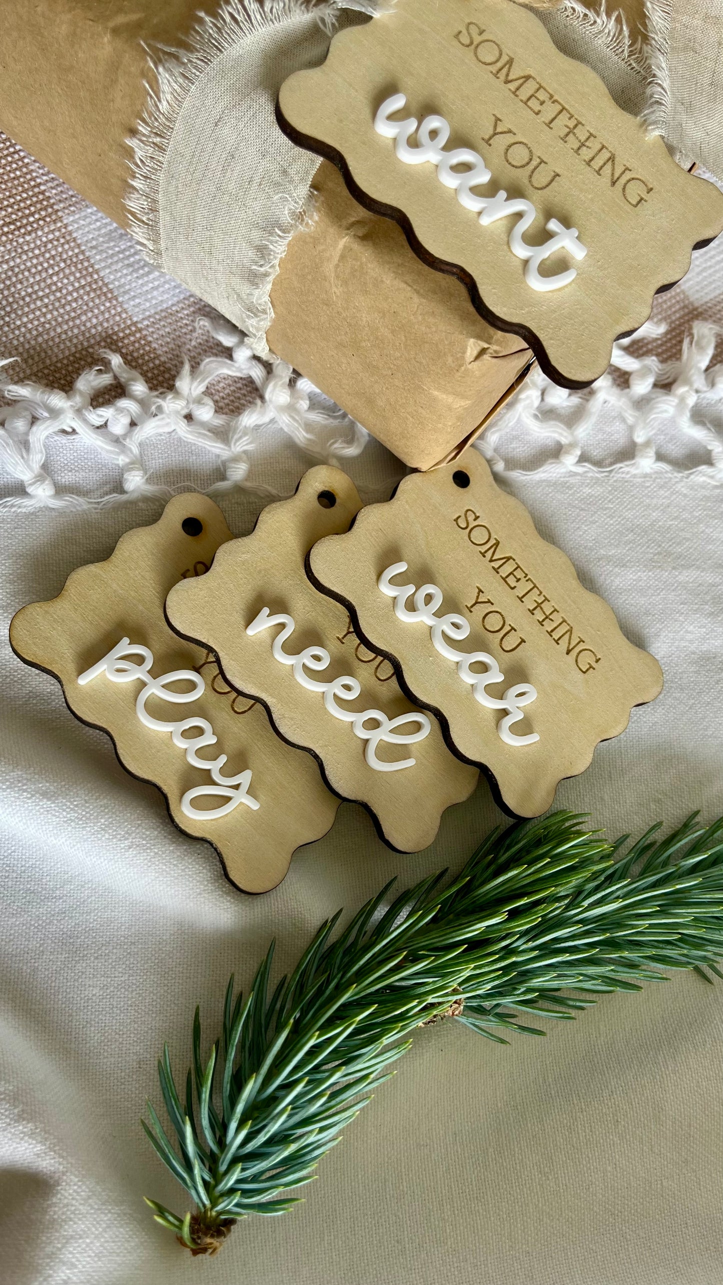 Wavy simplicity tags