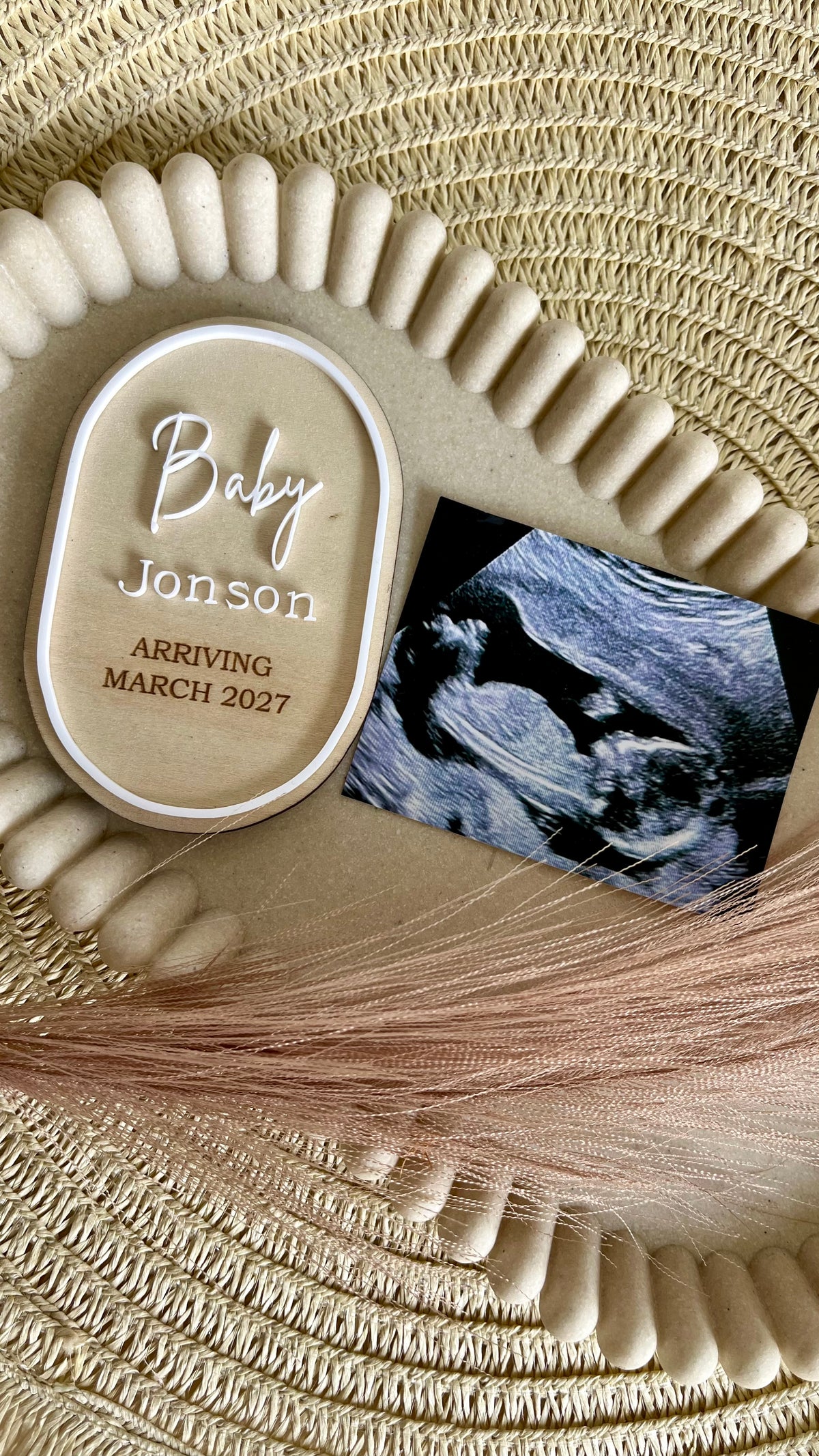 Oval pregnancy announcement