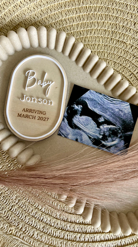 Oval pregnancy announcement